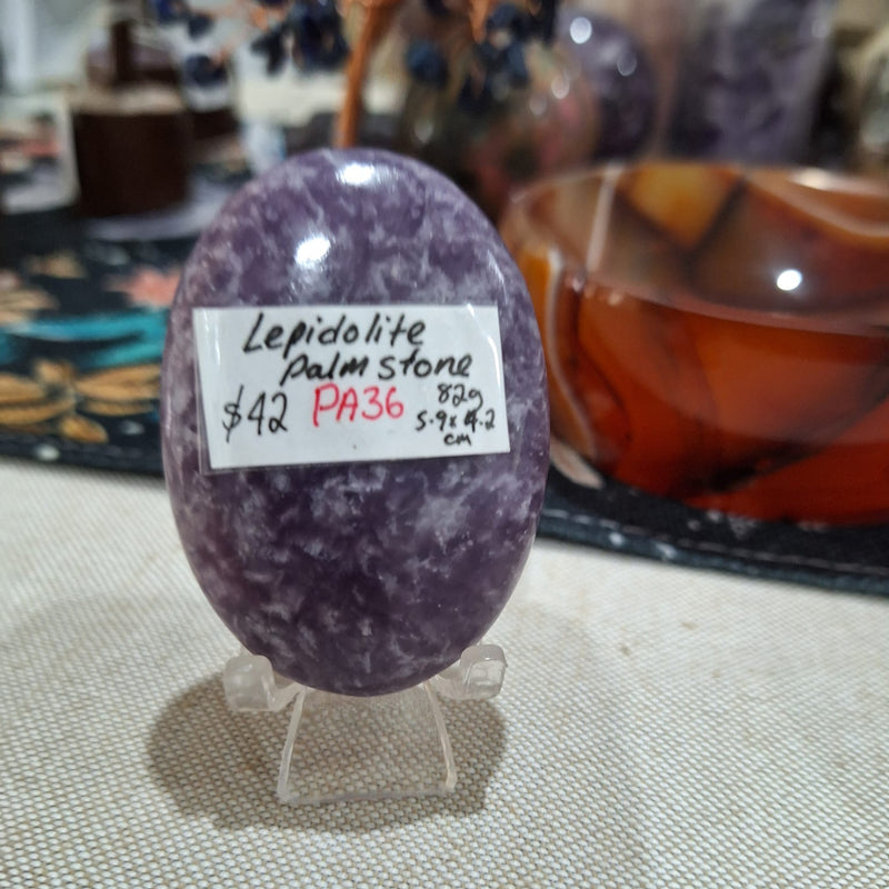 Lepidolite Palm 82g