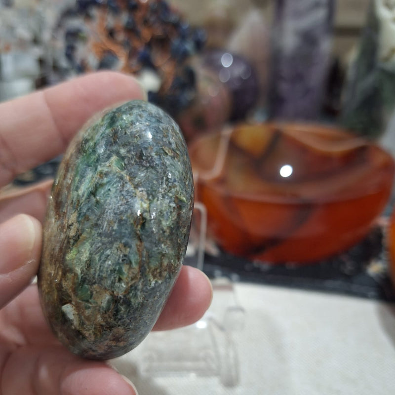 Green Kyanite Palm 132g