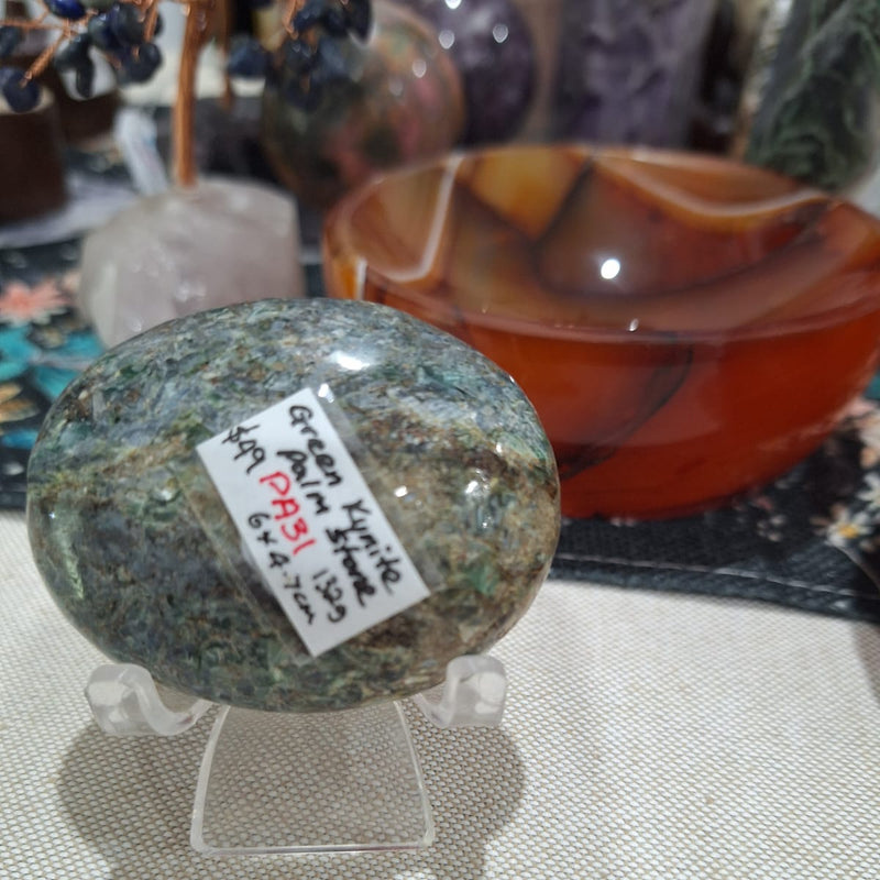Green Kyanite Palm 132g