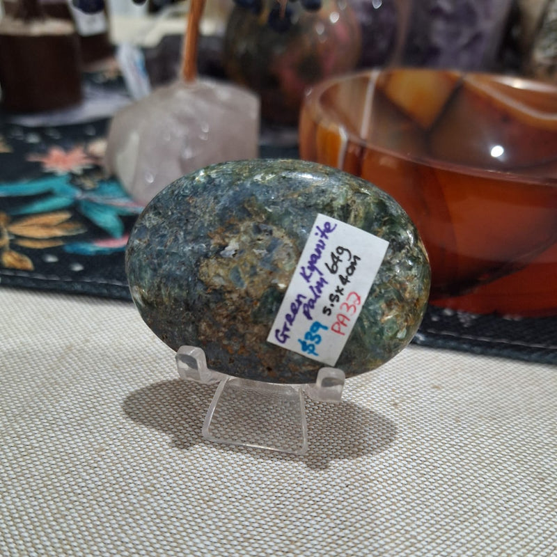 Green Kyanite Palm 64g