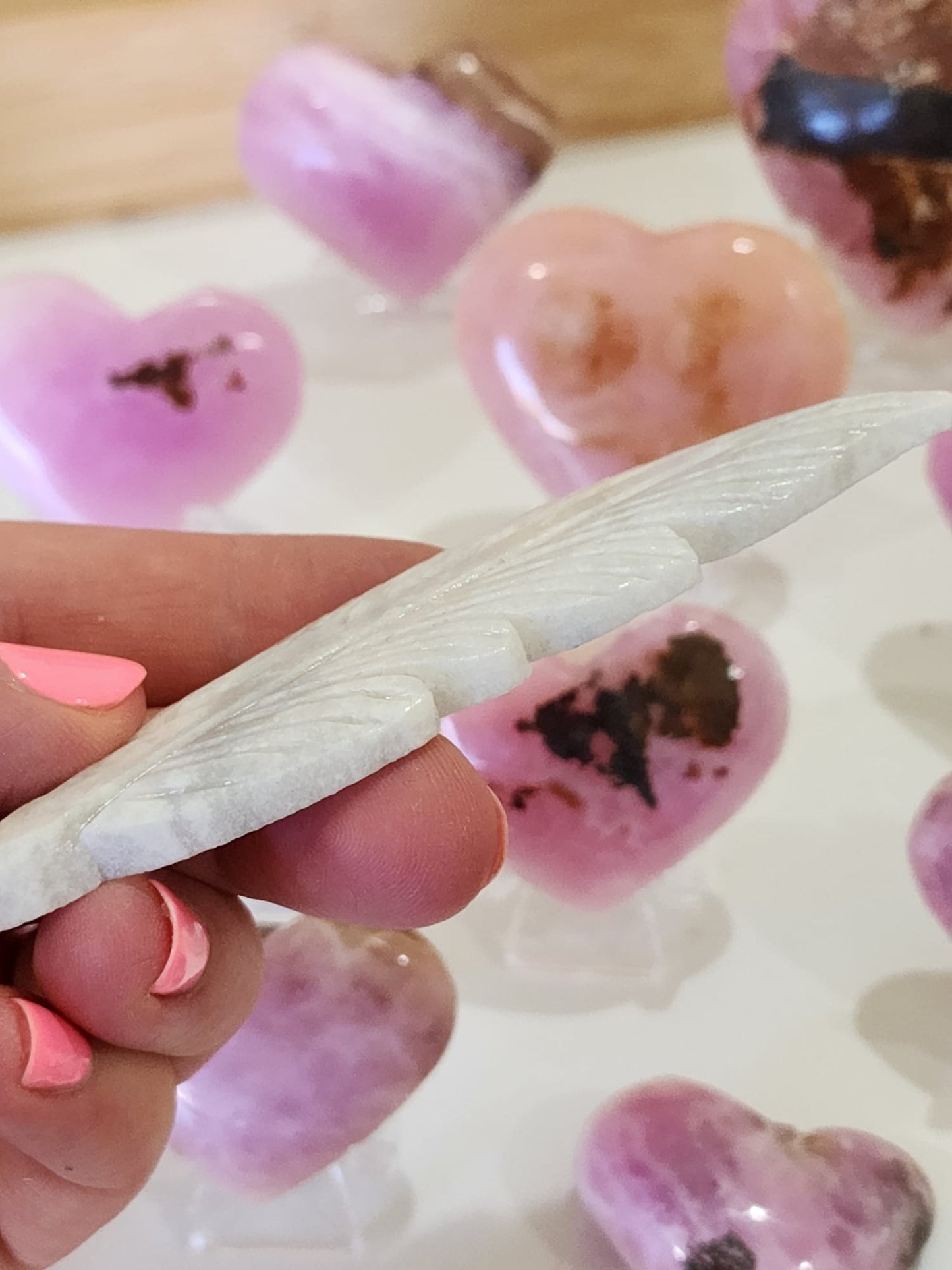 White/Grey Onyx Feather Carving 30g